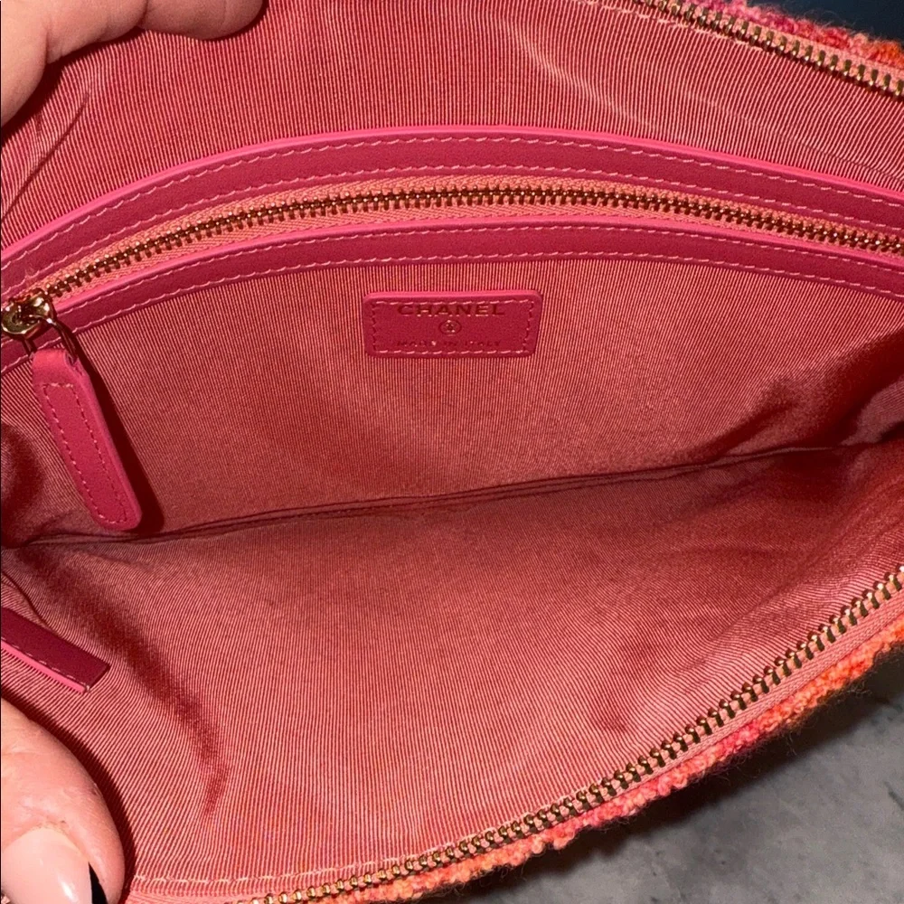Authentic NEW CHANEL 19 Large Quilted Tweed O-Case in Coral/Pink - Picture 7 of 8